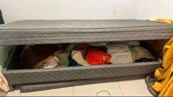 Cama de solteiro com auxiliar e baú 