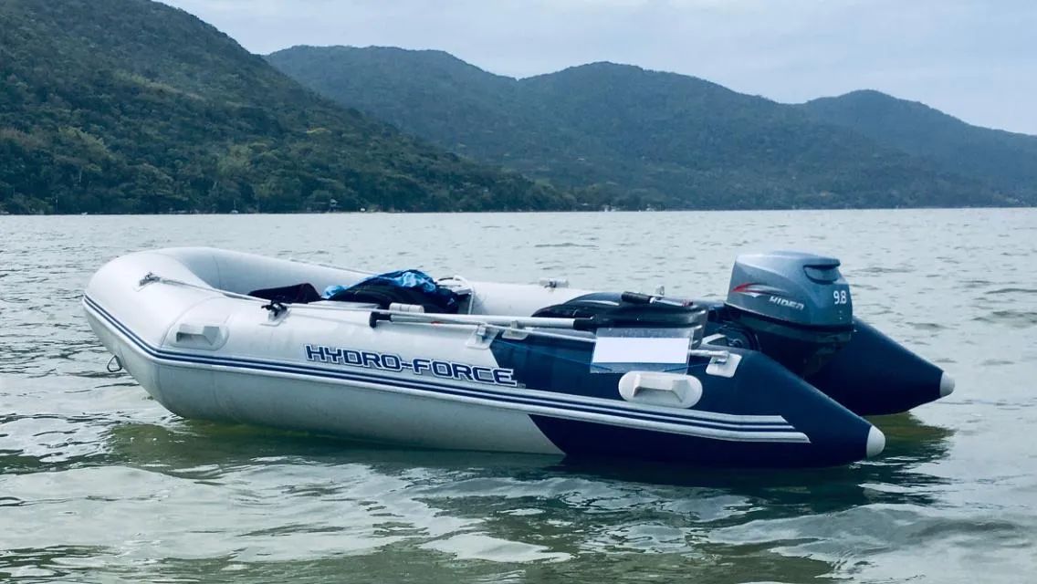 Barco inflável com motor 
