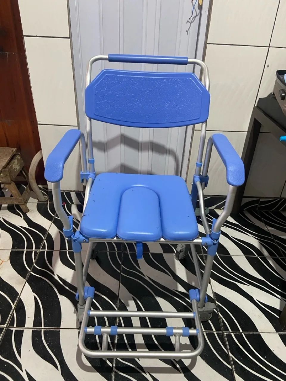 Cadeira de rodas e cadeira de banho  - Foto 3