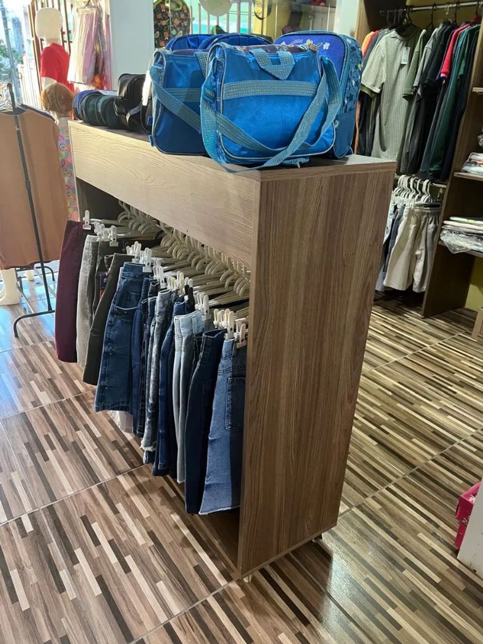 Vende um balcão expositor de roupas 