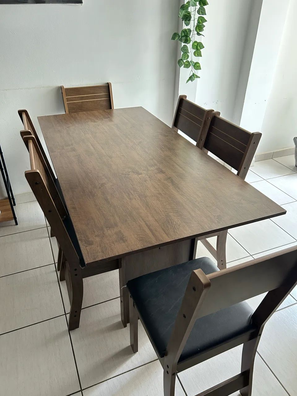 Mesa de Jantar com 6 cadeiras de Madeira - usada - Foto 2