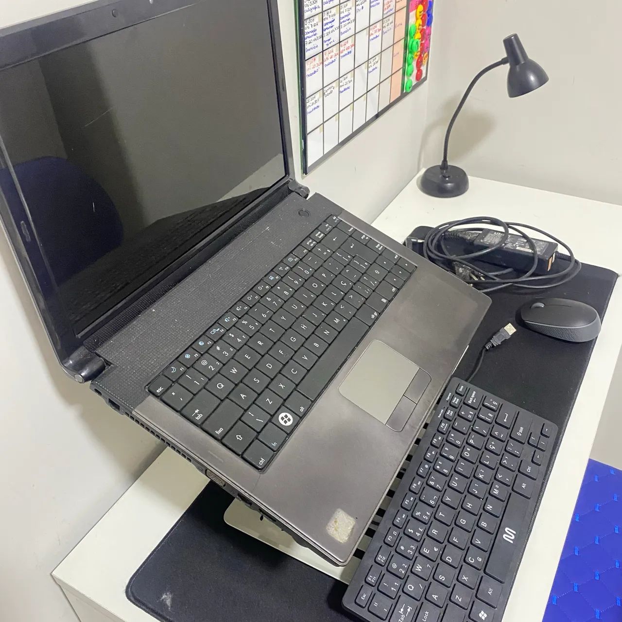 Bancada de estudo completa como notebook e cadeira 