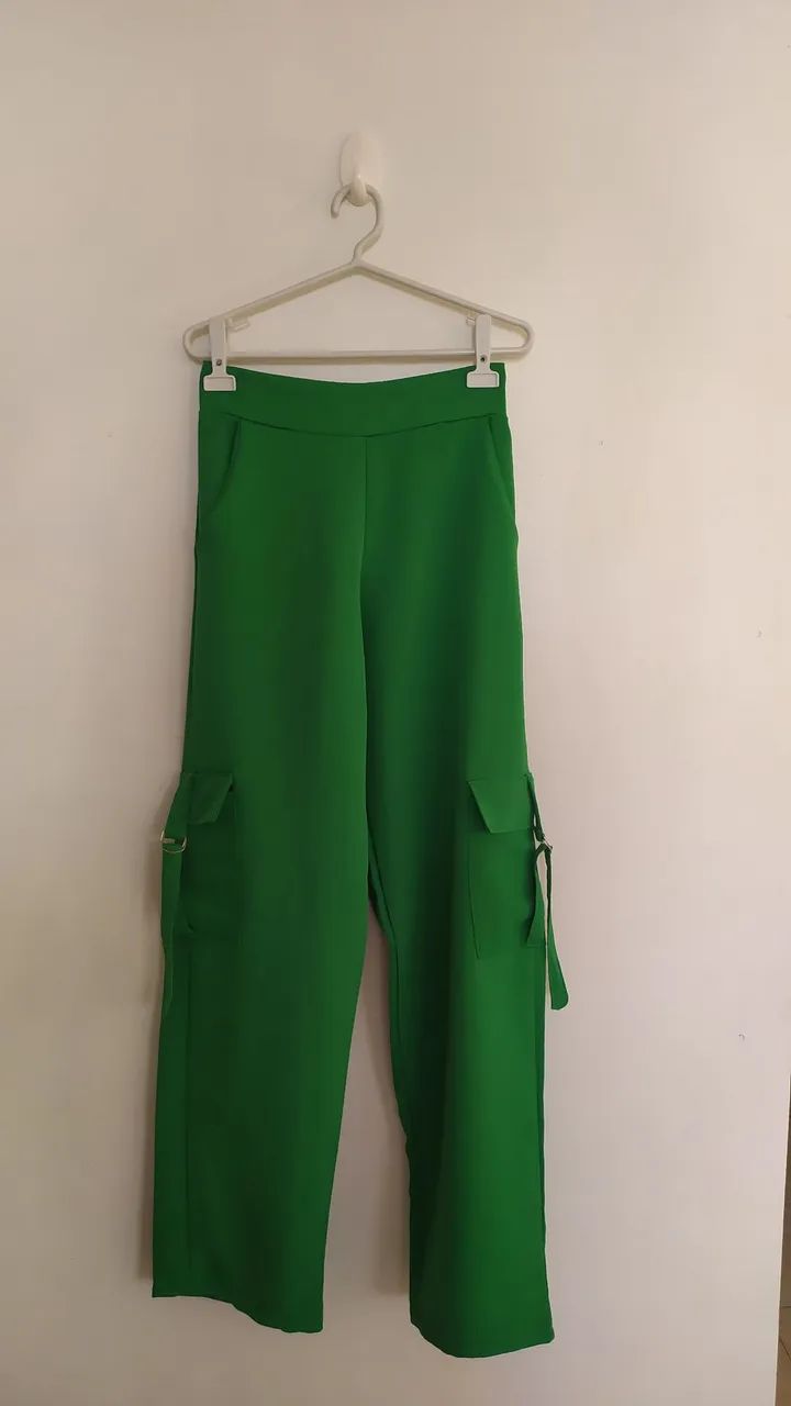 Calça estilo cargo com elástico na cintura Tam M 
