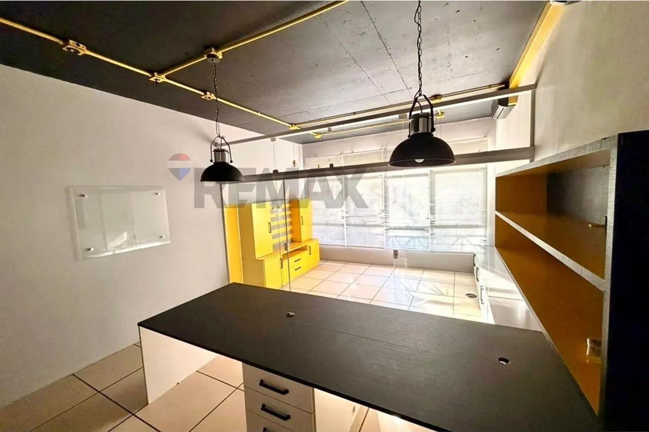 REMAX aluga Sala Comercial térrea, com 39 m², banheiro privativo e vagas de garagem, no Co