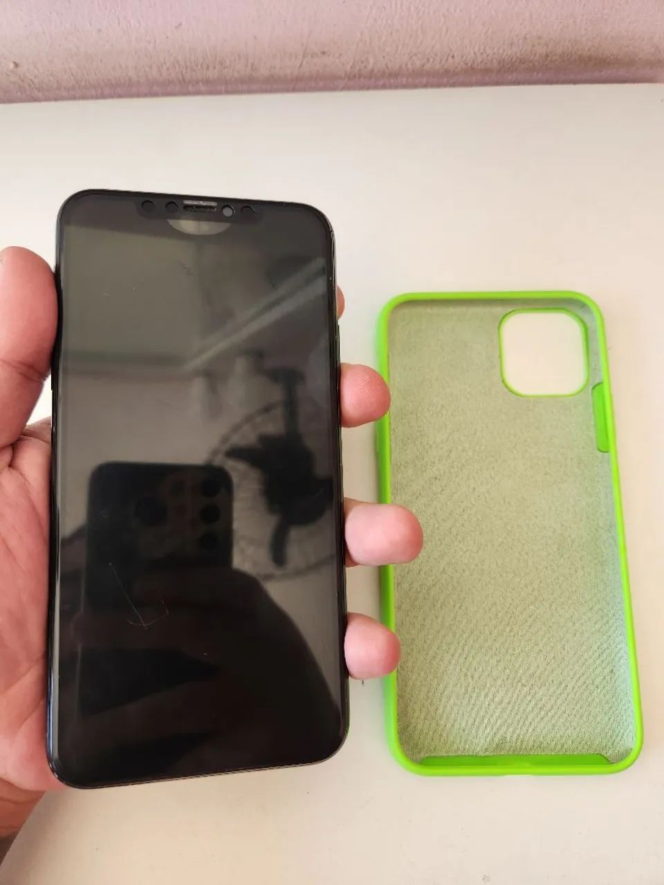 Iphone 11 Pro Max Novinho com película capinha e carregador - Foto 2