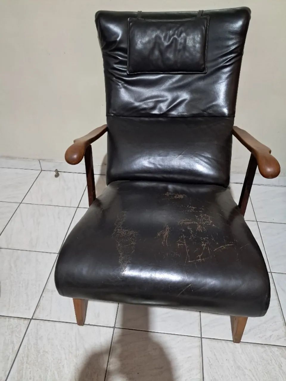 Vendo poltrona rústica em couro.....