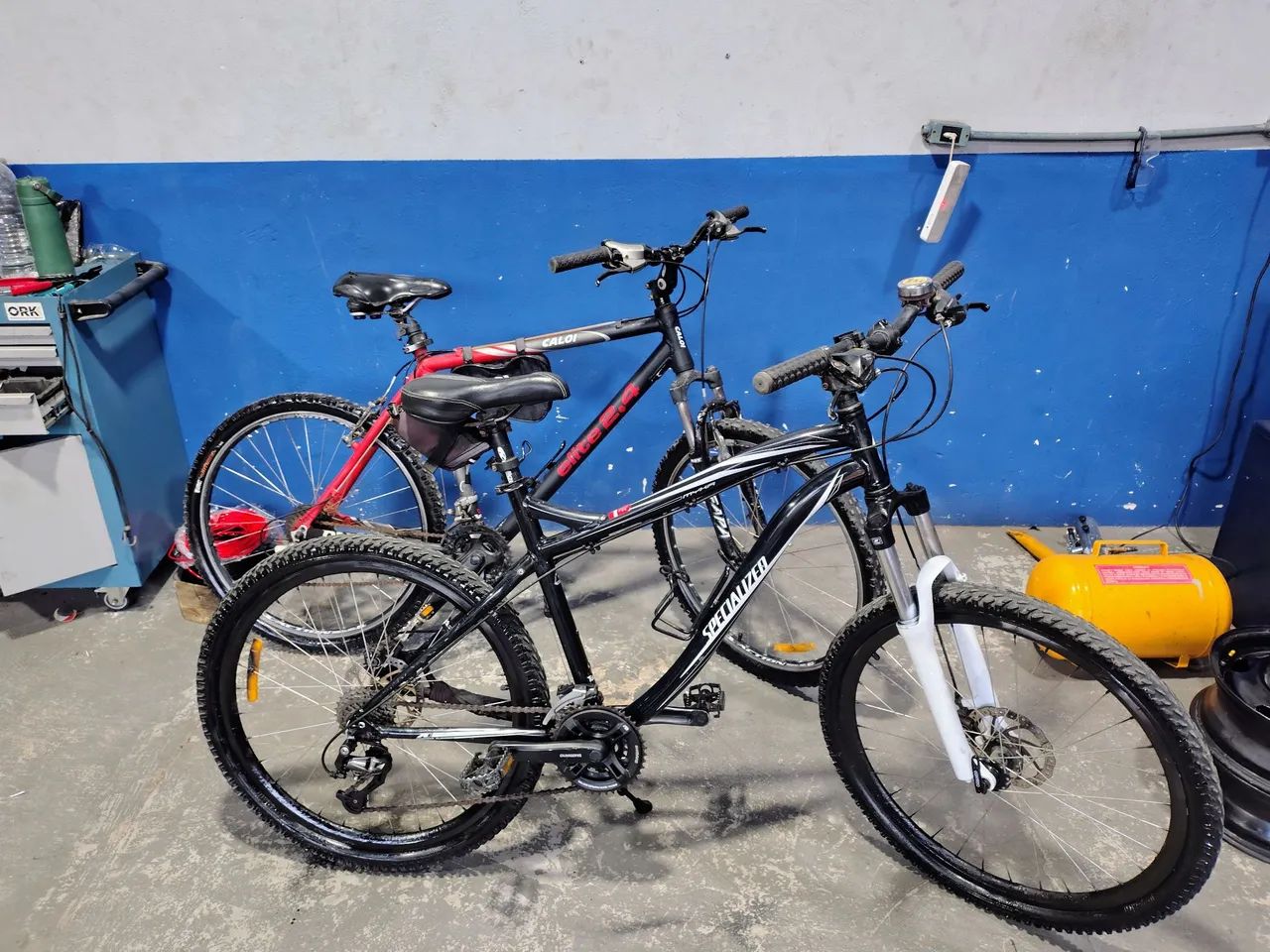 2 bicicletas originais uma Caloi e uma Specialized 