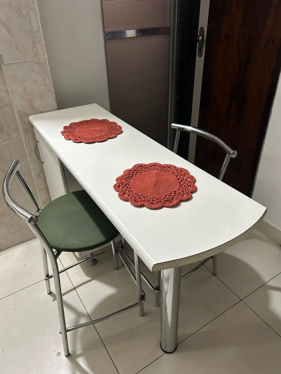 Mesa balcão com 2 banquetas