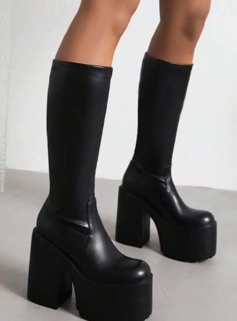 Botas pretas plataforma alta - Foto 2