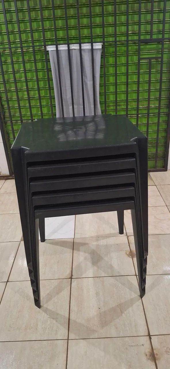 Vendo 3 jogos de cadeira e mesas de plástico em bom estado  - Foto 2