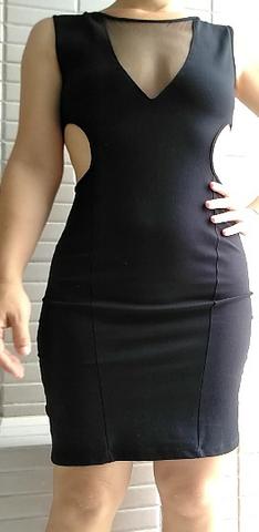 vestido preto com abertura lateral