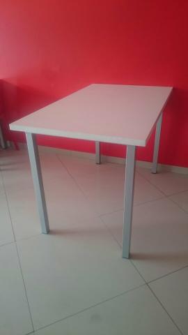 Mesa branca em mdf com pernas com tinta automotiva. Divido em 12x
