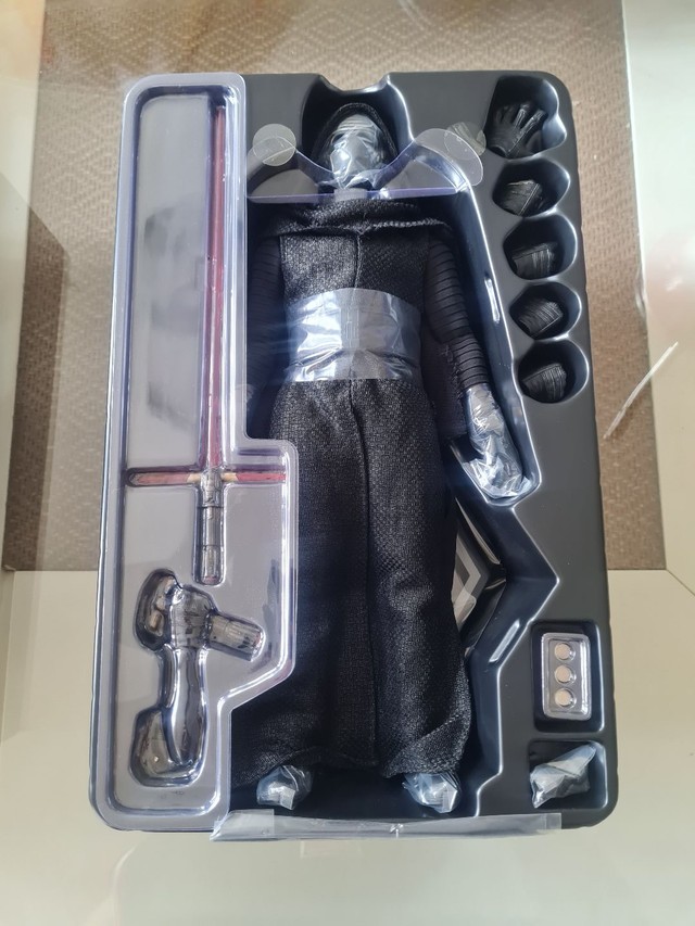 Kylo Ren 1/6 Star Wars Hot Toys na Parda  - Foto 2