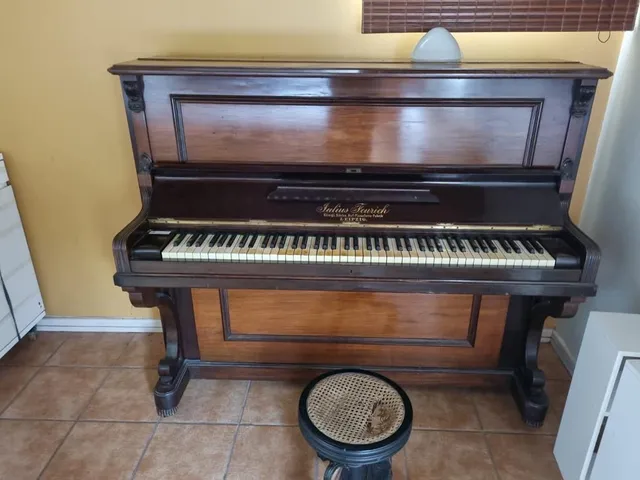 Antigo piano infantil em madeira, feito artesanalmente