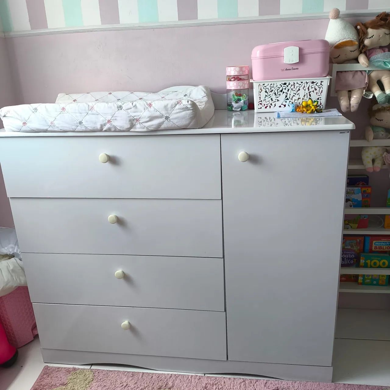 Cômoda infantil branca com 4 gavetas e 1 porta - Foto 2