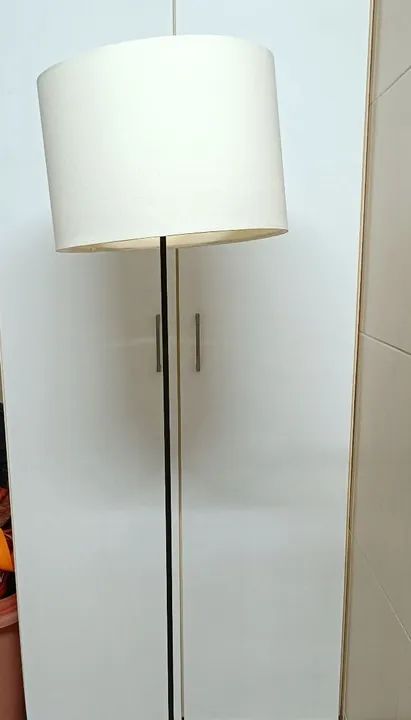 Luminária de chão com cúpula branca