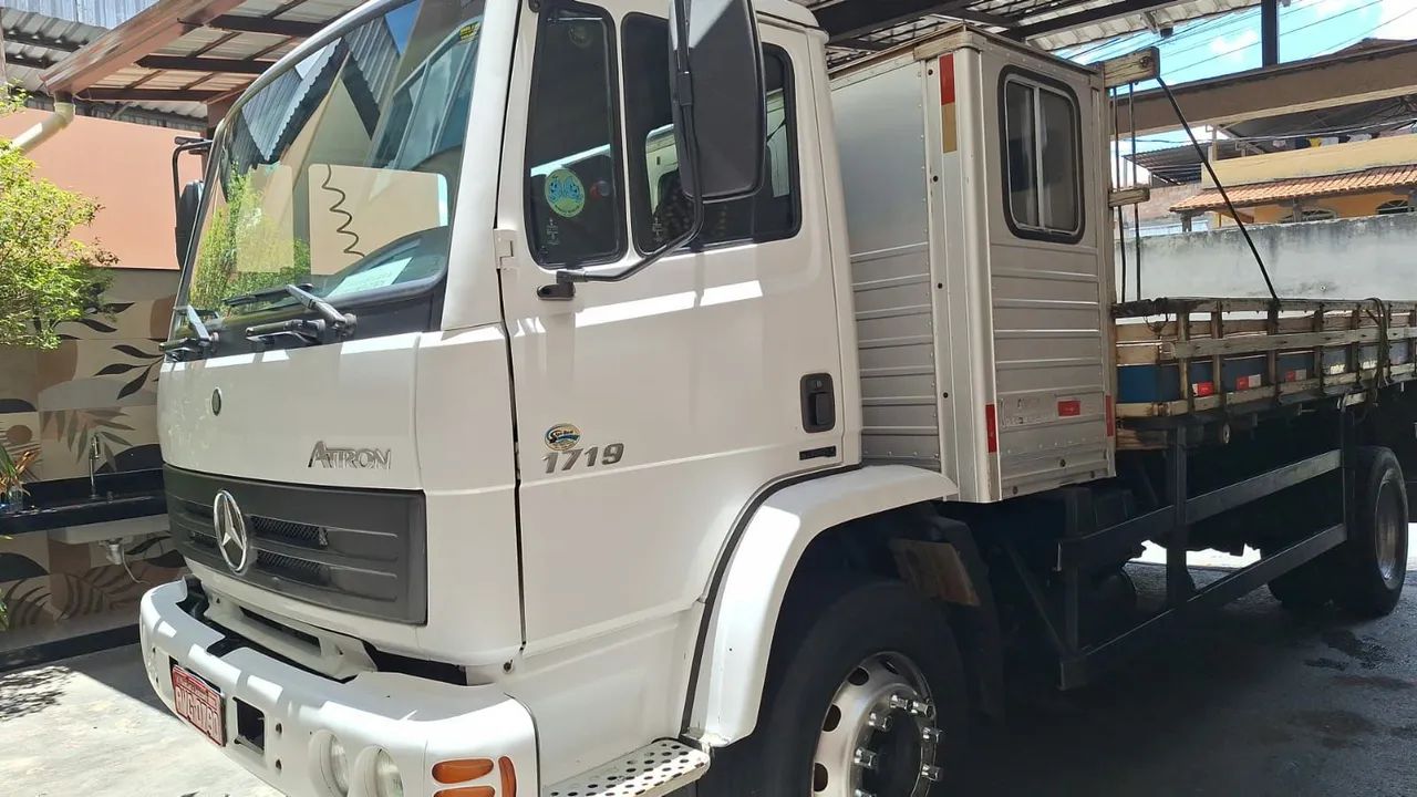 Caminhão Mercedes-Benz Atron 1719 - carroceria e módulo de passageiros