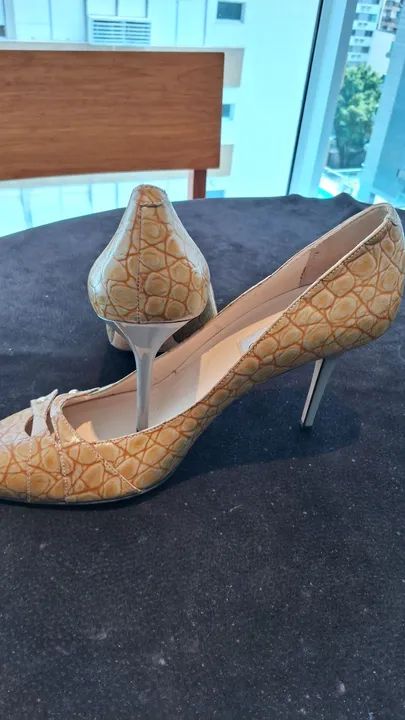 Salto alto bege de couro