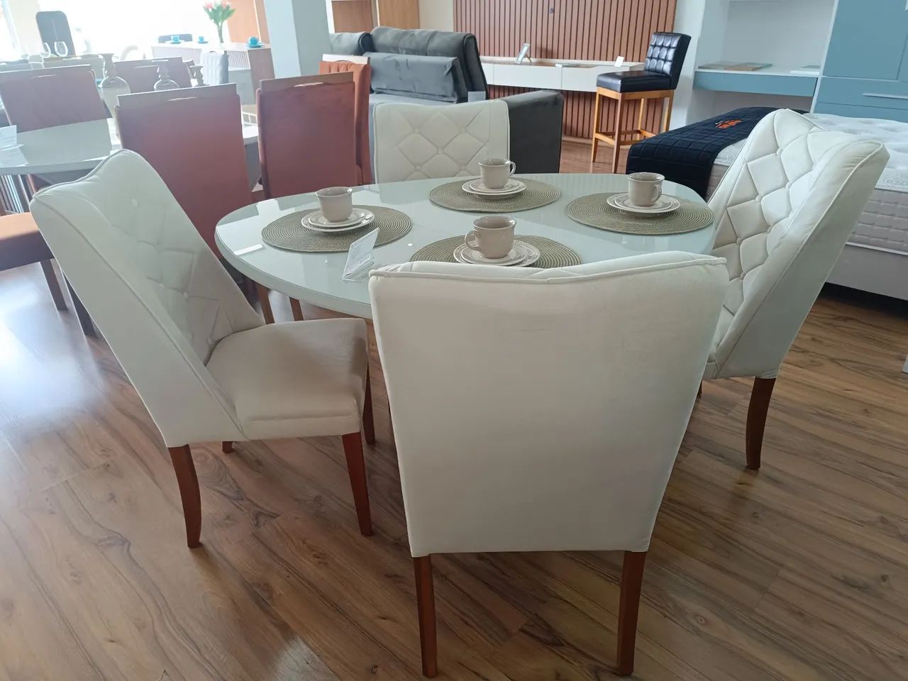 Mesa de jantar Orgânica 1,35m: 4 poltronas alto padrão em veludo e madeira maciça  - Foto 3