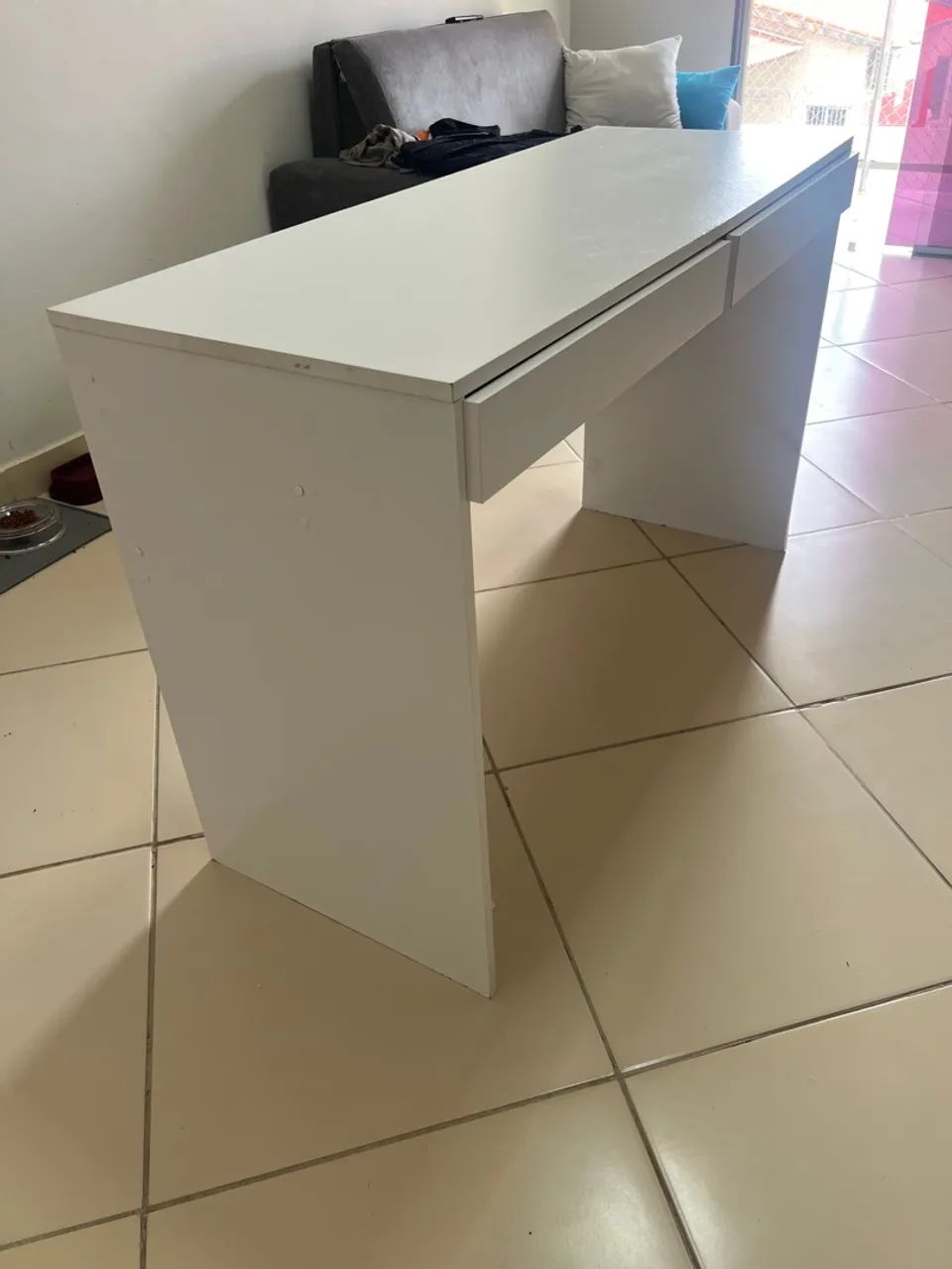 Escrivaninha branca com gaveta