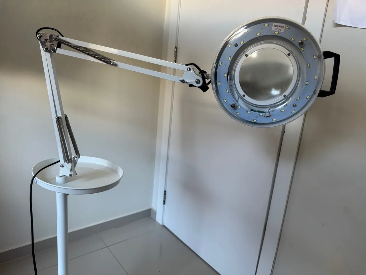 Luminária de chão com lupa e LED