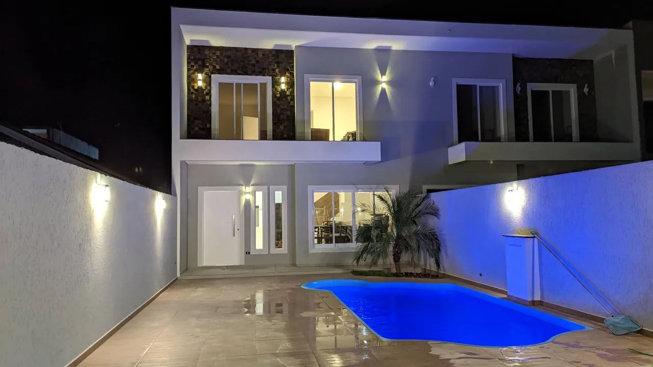 Sobrado com piscina 100m do mar