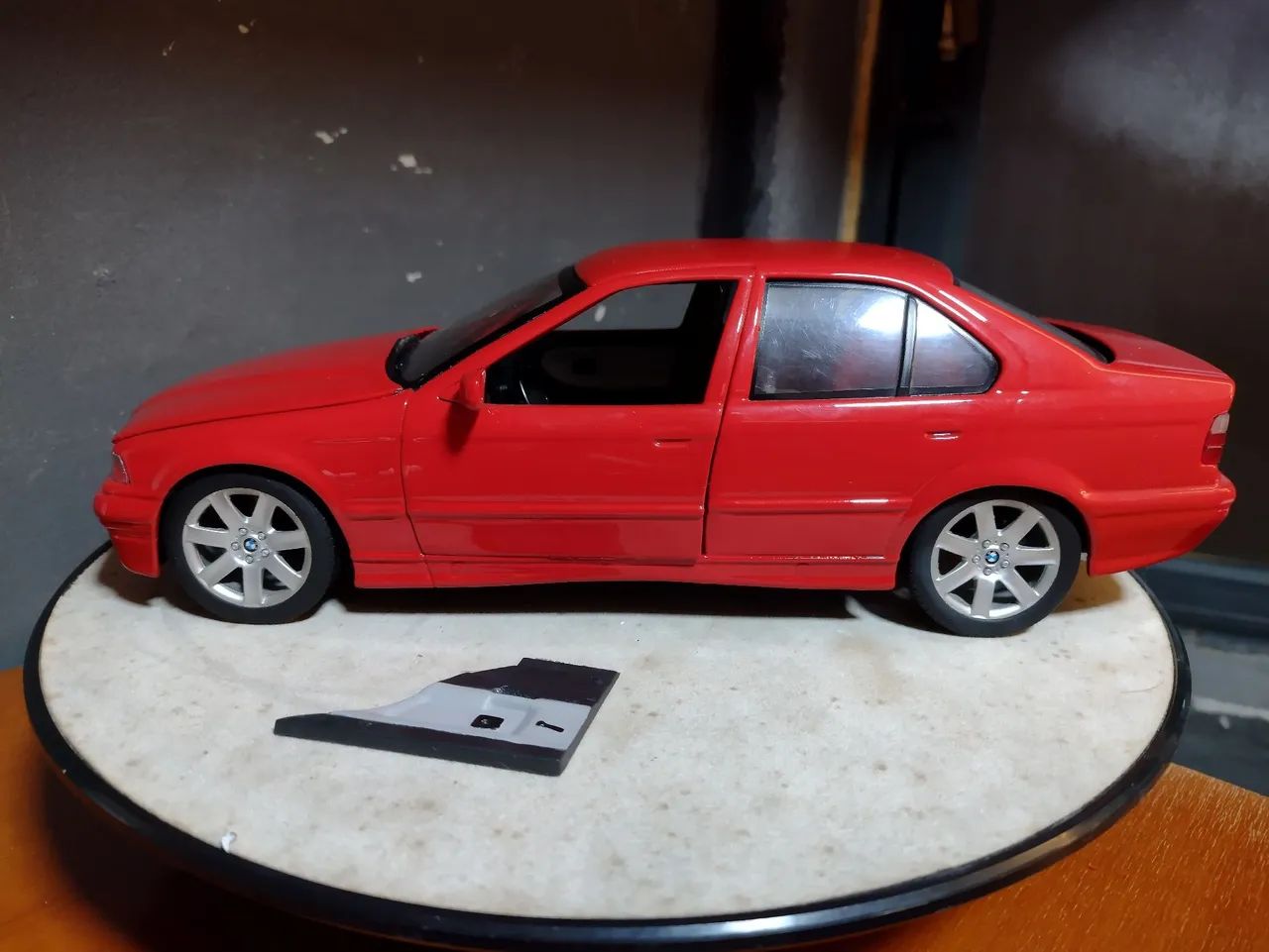 BMW 325i 1/18 com detalhes - Foto 3