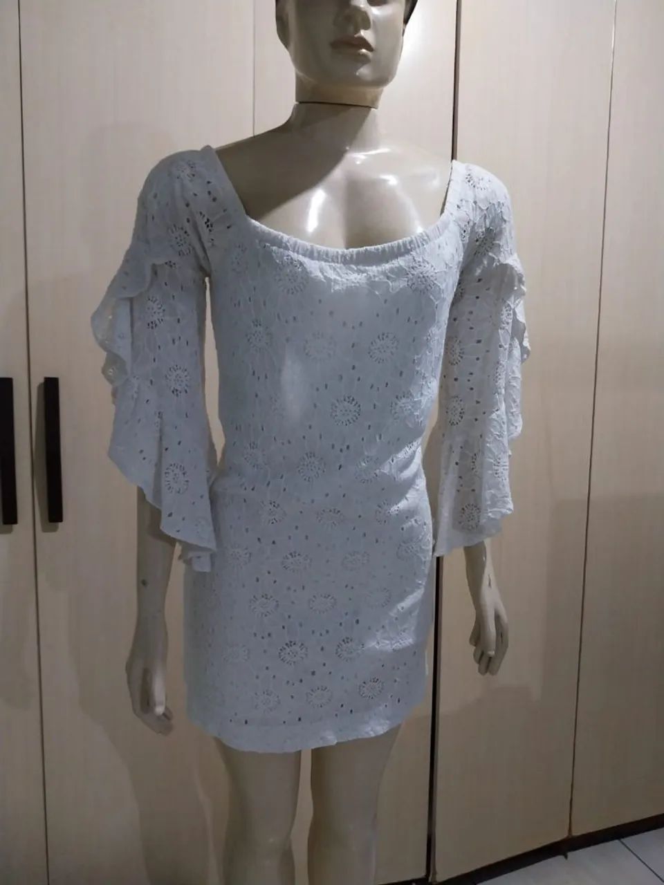 Vestido Branco Rendado com Detalhes