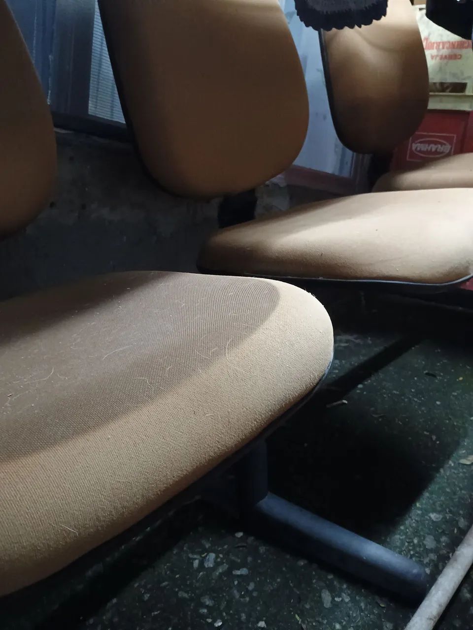 Conjunto de Cadeiras de Escritório de ( 4 LUGARES ) em ótimo estado  - Foto 2