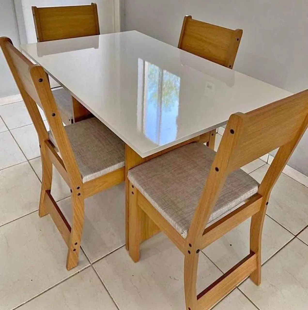 Mesa tampo MDF com 4 cadeiras assento estofado em linho