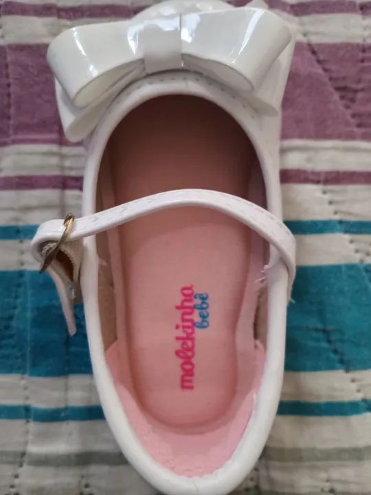 Sapatinhos Bebê - Brancos com Laço tam 20 - Foto 2