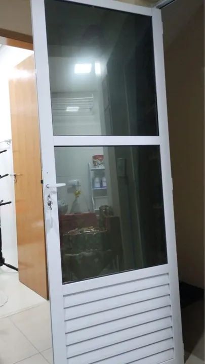 Porta de alumínio com vidro e veneziana 75x2,06 MT