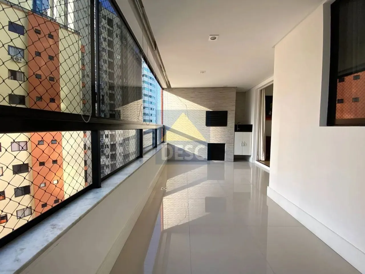 Apartamento com 3 dormitórios e 2 vagas de garagem para locação anual na barra sul - Ed. M