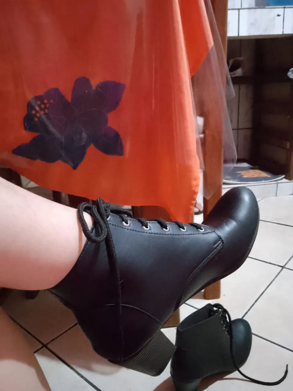 Bota feminina preta com cadarço - Foto 4