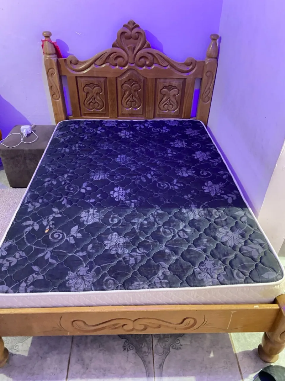 Cama de madeira com colchão