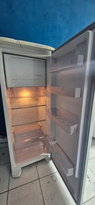 Geladeira Electrolux Branca uma porta semi nova  - Foto 2