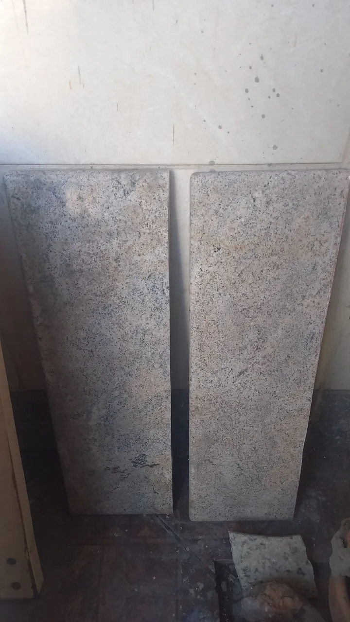 PEDRA DE GRANITO 68 X 20 1 é 30 ou 2 por 50 reais