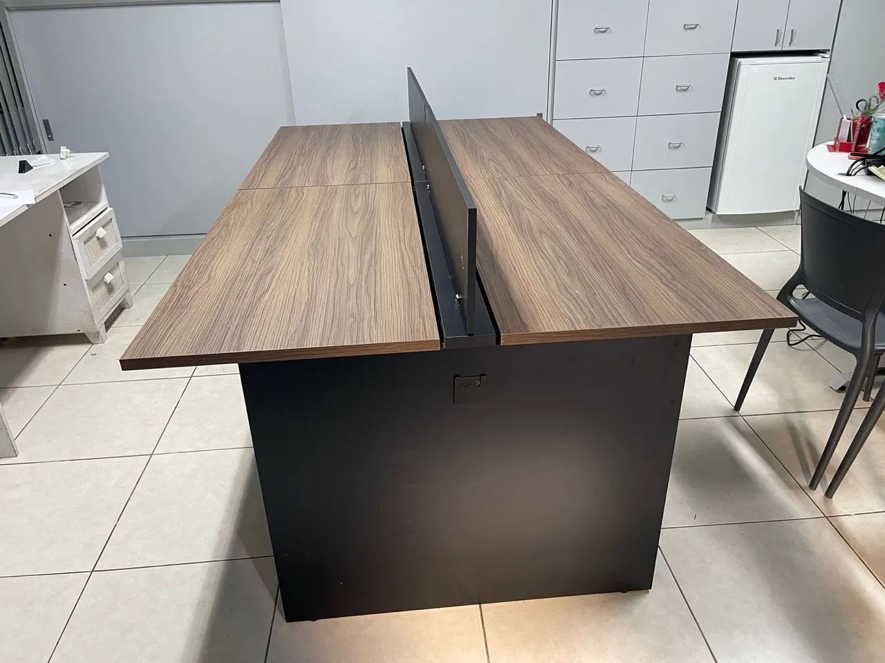 Mesa ESTACAO DE TRABALHO 4 lugares  de escritório com divisória - Foto 2