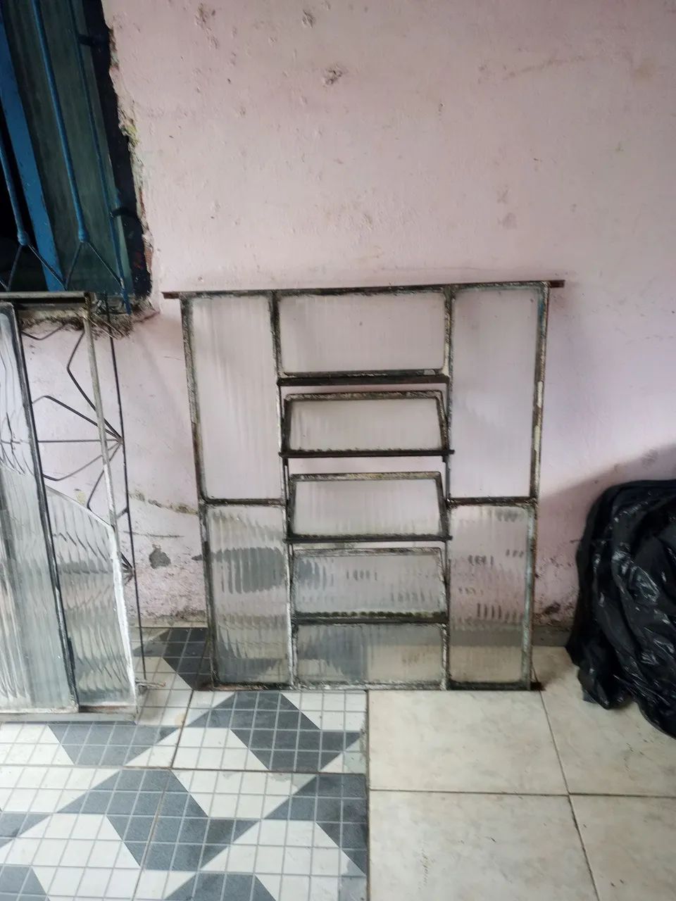Vendo esta janela de ferro basculante