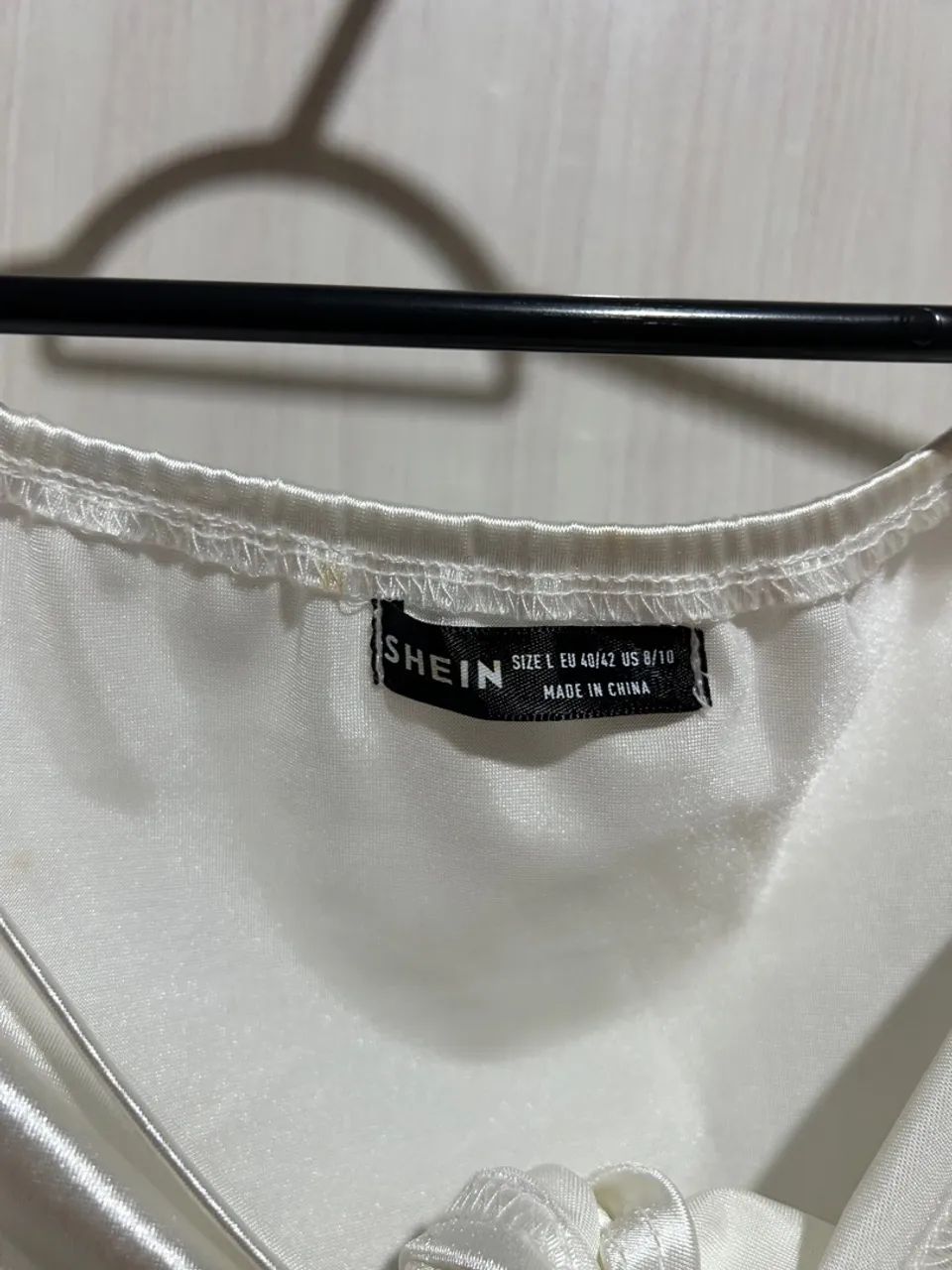 Blusa de cetim com nó frontal - Foto 4