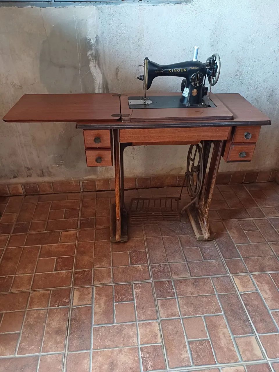 Maquina de costura antiga64187445285890125