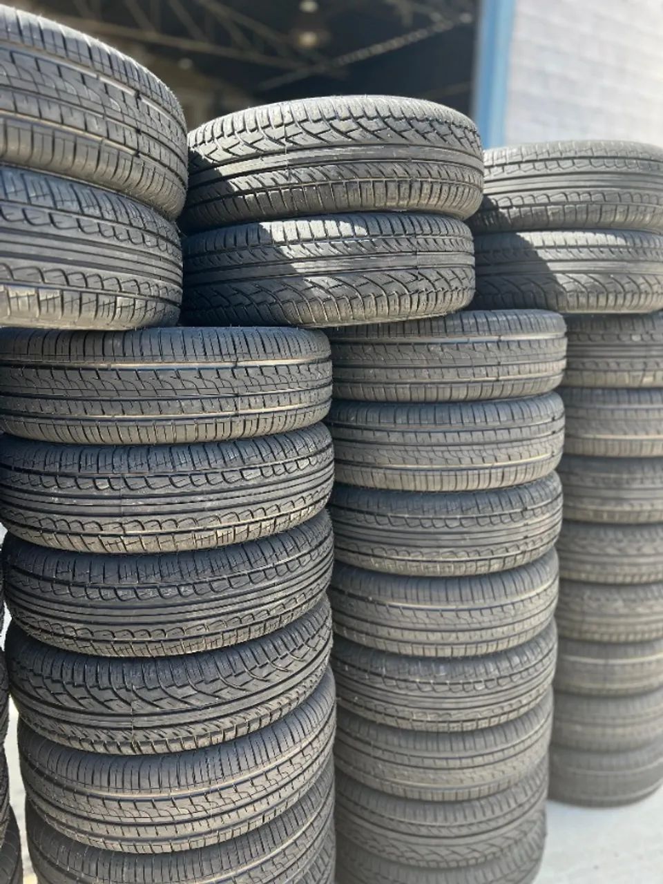 PNEUS À PRONTA ENTREGA GRANDES LOTES, MELHORES PREÇOS!