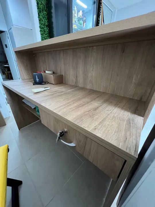 Balcão de madeira para atendimento com gaveta e chave.