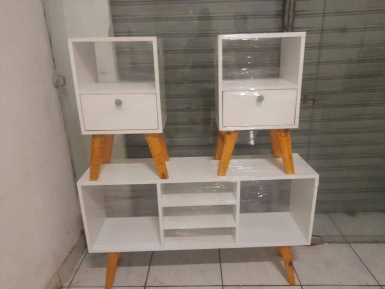 Rack moderno branco com detalhes em madeira - Foto 2