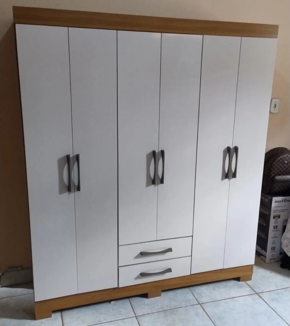 Guarda-Roupa Branco com 6 Portas e Gavetas - Foto 3