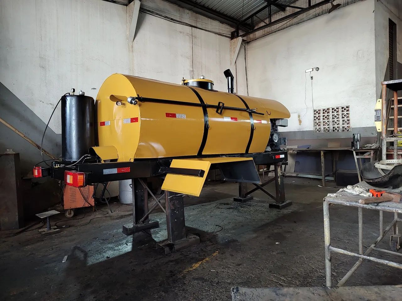 ESPARGIDOR DE ASFALTO USADO.