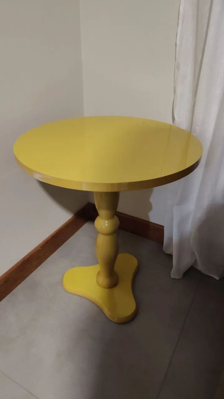 Mesa de canto amarela