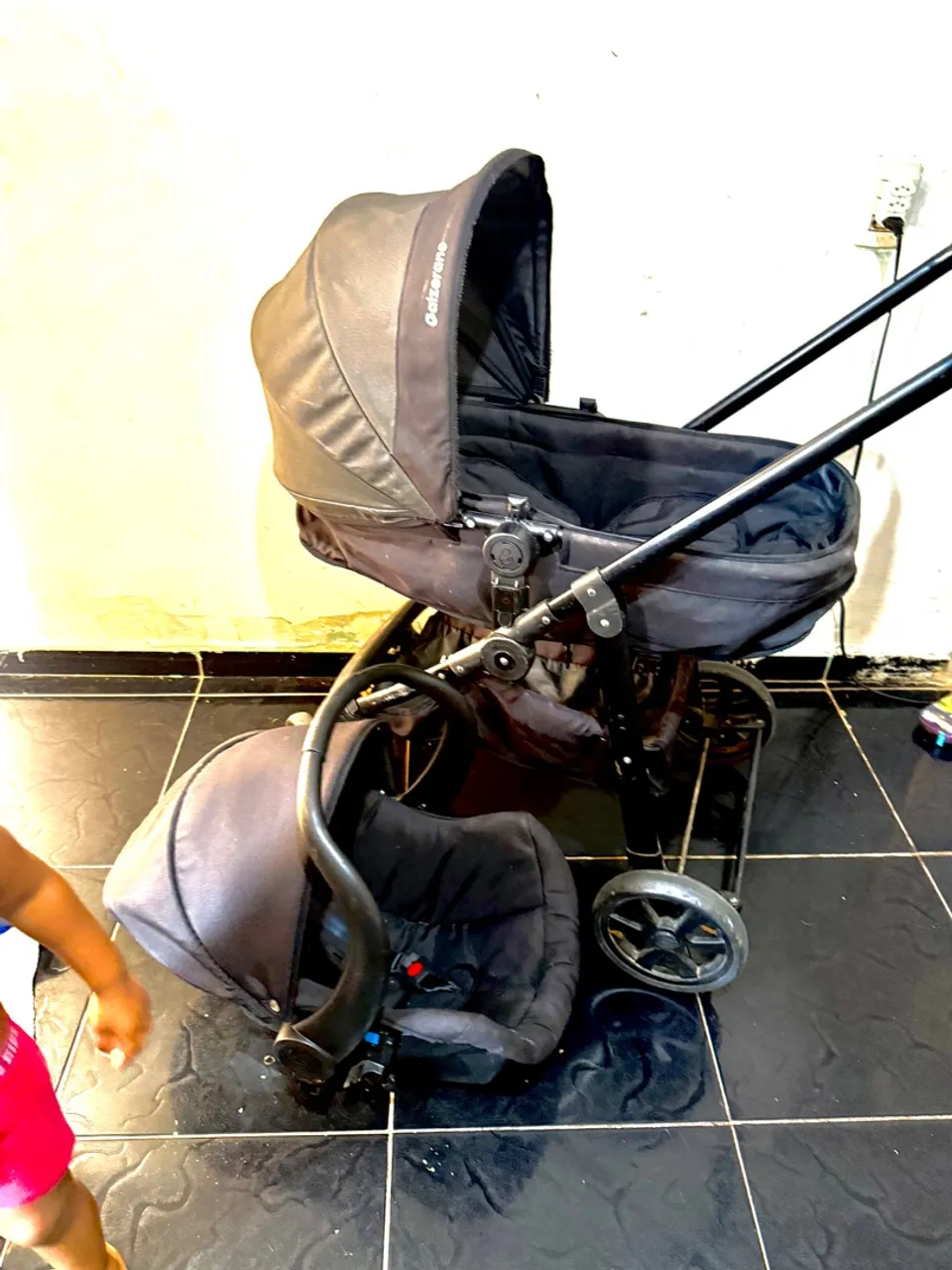 Carrinho Moisés e bebê conforto