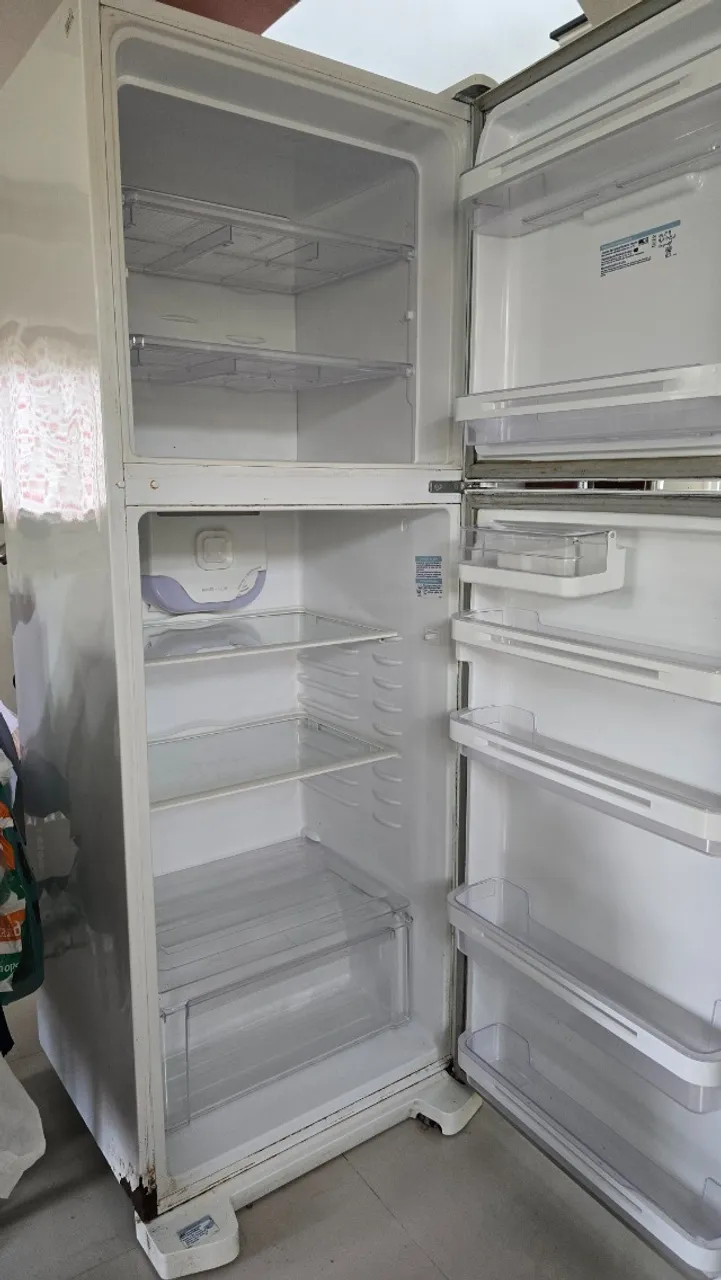 Geladeira com defeito, 475 litros (600,00 reais)