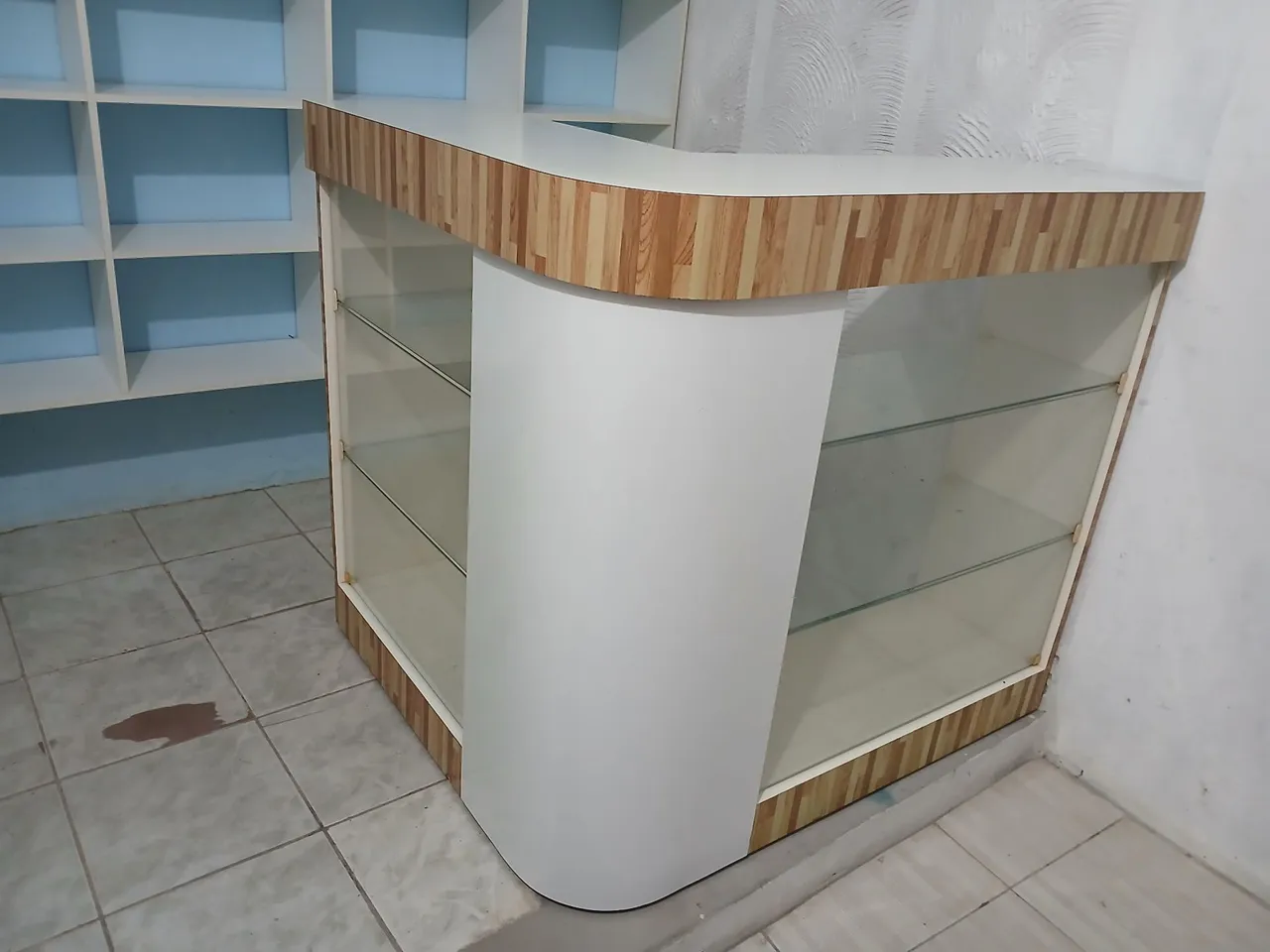 Balcão Expositor Comercial com Vidro